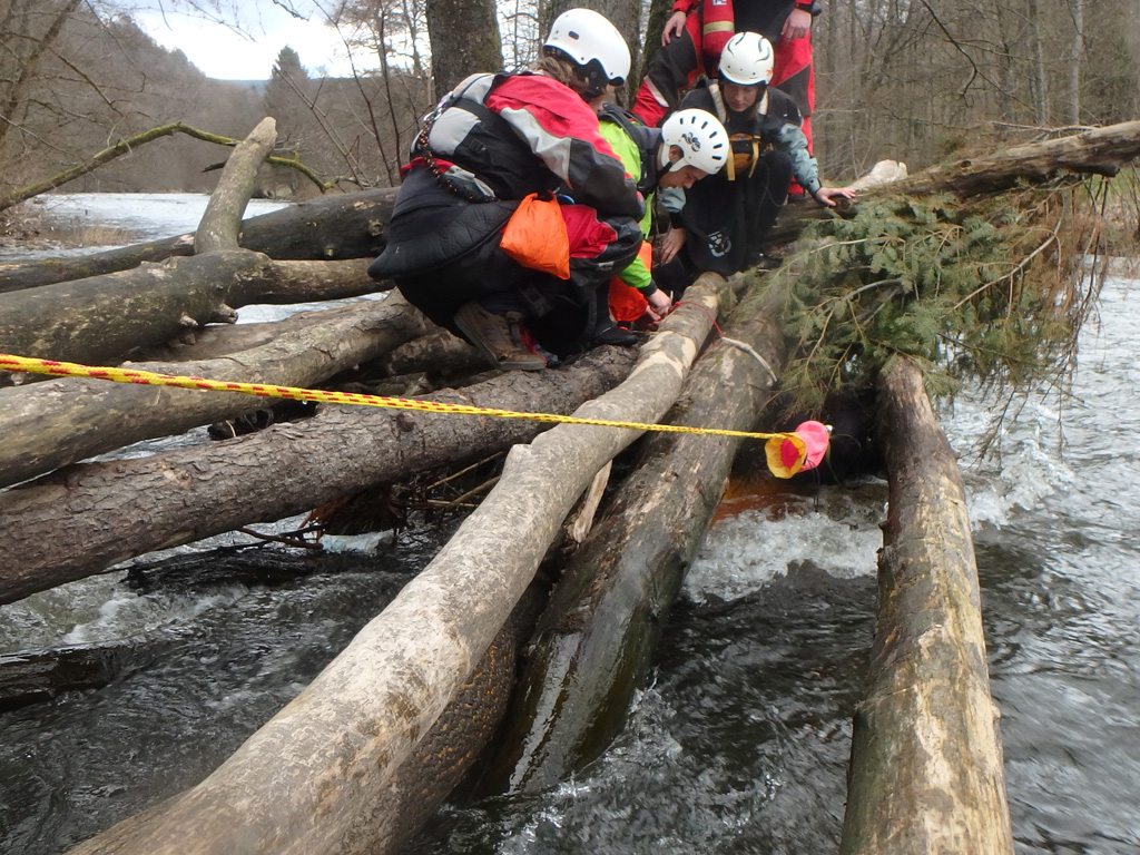 Met een river guide opleiding en training met certificering kayaklevel niveau B sta je goed voorbereid met een groep kajakkers langs een wildwaterrivier.